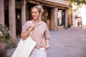 plastic-free travels woman street walking with reusable bag